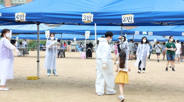 인천 모 초등학교에 최근 설치된 코로나19 임시선별검사소. (사진=인천시교육청)