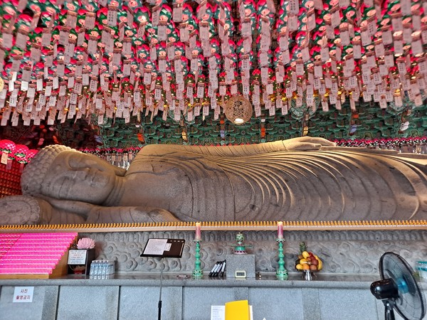 보문사 와불로 열반하는 부처님의 누워있는 형상의 불상(너비 13m, 높이 2m)(사진=김호선기자)