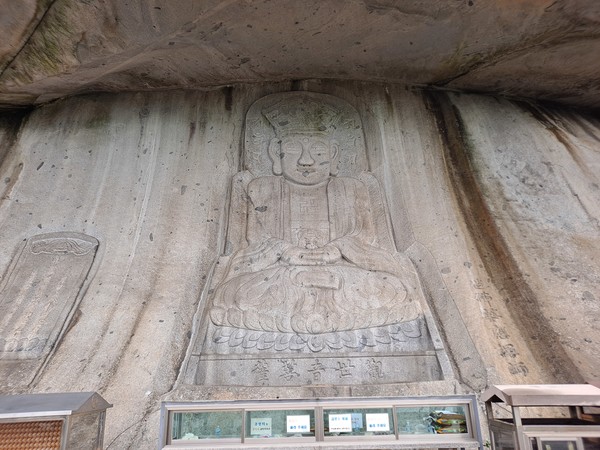 보문사 눈섭바위 마애석불좌상으로 1928년에 조각되었는데 가슴에 커다란 만(卍)자가 새겨져 있다(사진=김호선기자)