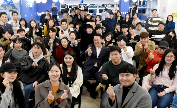 지난 2018년 박남춘 인천시장이 제물포스마트타운에서 열린 '청년 유유기지 1주년 기념 네트워킹 데이'에 참석해 청년들과 기념촬영을 하고 있다.  (사진=인천시)