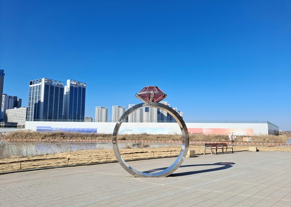 청라호수공원 다이아조형물과 시티타워 공사현장(사진=김호선기자)