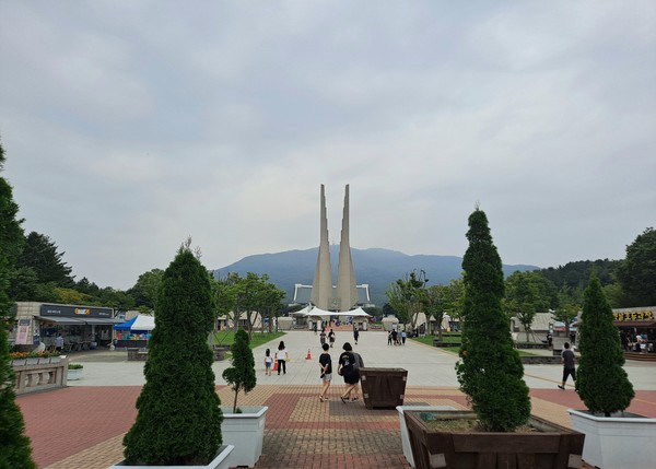 독립기념관 입구에서 바라보는 겨레의 탑과 겨레의 집 그리고 흑성산(사진=김호선기자)
