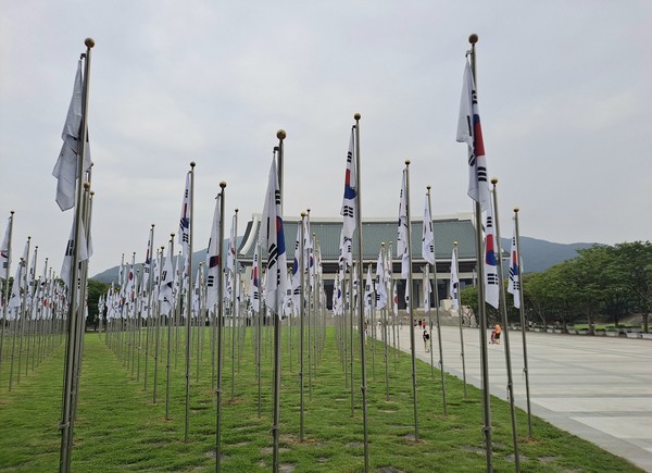 독립기념관 광장에는 815개의 태극기가 휘날리고 있는 태극기공원과 겨레의 집 모습(사진=김호선기자)