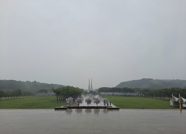 독립기념관 겨레의 집 앞에서 폭우 속에 본 겨레의 탑 모습(사진=김호선기자)