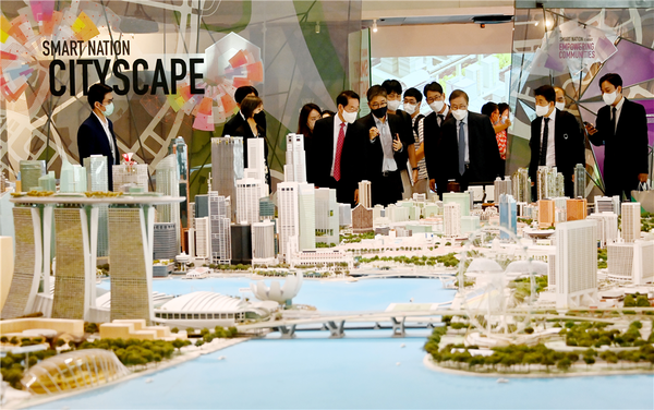 지난 16일 유정복 인천시장이 싱가포르 도시개발청(URA) 도시계획관을 방문해 전시관을 둘러보고 있다. (사진=인천시)