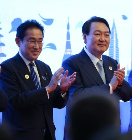 12일 아세안+3 정상회의에 참석한 윤석열 대통령과 기시다 후미오 일본 총리. (사진=대통령실)