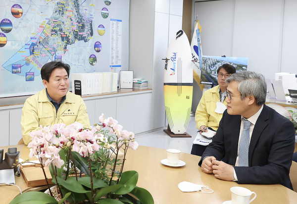 임병택 시흥시장(사진 왼쪽)과 김진용 인천경제자유구역청장. (사진=시흥시) 