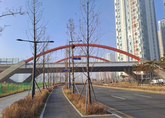 지하철 출구를 나오면 보이는 고층 아파트와 인천대교 고속도로(사진=김호선기자)