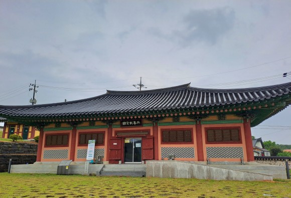 삼봉사당 내에 있는 삼봉기념관으로 많은 자료들이 전시되어 있는 공간(사진=김호선기자)