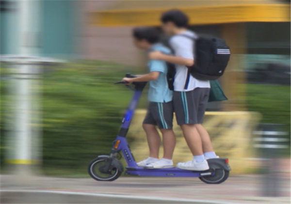 도로교통법을 위반한 학생들의 위험천만한 전동킥보드 사용 모습. (사진=인천시) 