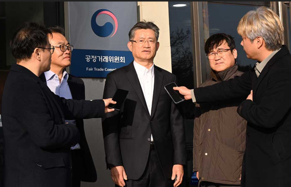 진정서 전달 후 이의춘 한국인터넷신문협회장(가운데)이 언론과 인터뷰를 하고 있다. 세종의소리 제공