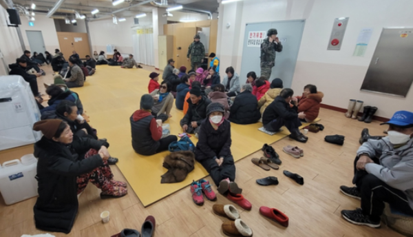 5일 인천시 옹진군 연평면 대피소로 몸을 피한 주민들. 옹진군 제공 