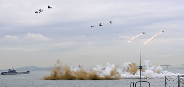 지난해 9월 15일 인천시 중구 팔미도 해상에서 인천상륙작전 전승기념 폭격 시연이 진행되고 있다. 한국뉴스DB