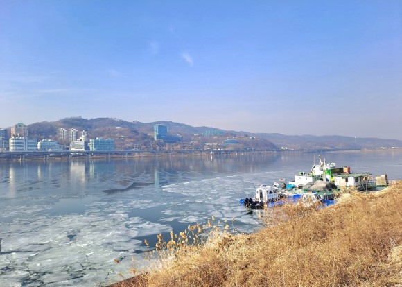 올 겨울 첫 강이 얼었다는 한강과 강건너 아차산 능선 모습(사진=김호선기자)