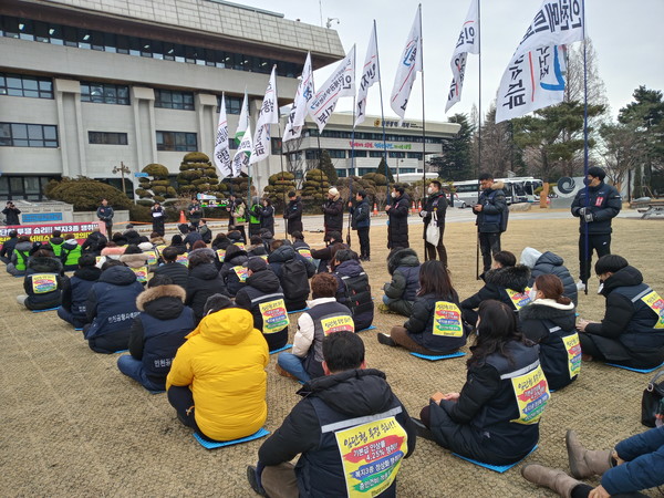 지난달 26일 인천시청 앞 인천메트로서비스 노조 파업 결의대회. 한국뉴스포토