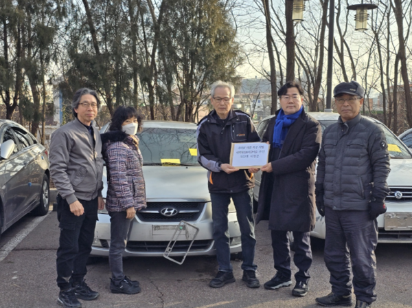 인천시 연수구 장미공원을 찾아 주민 민원 서명부를 전달 받는 박찬대 의원. 의원실 제공