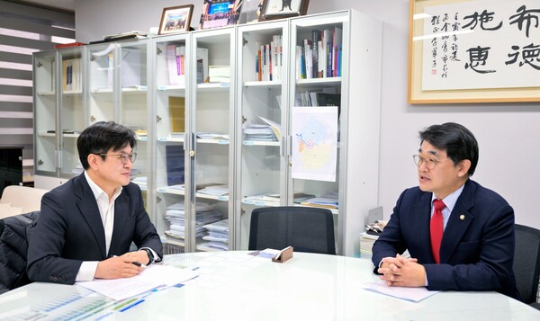 배준영 의원(사진 오른쪽)과 김병수 김포시장. 배준영 의원실