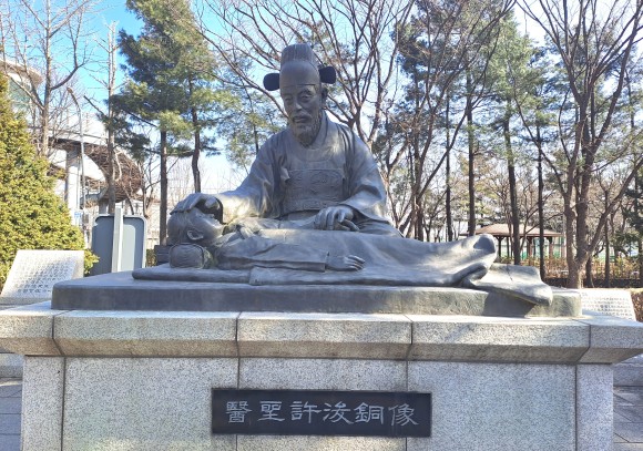 서울 가양동에 허준박물관이 있으며  구암공원에 세워져 있는 허준선생 동상(사진=김호선기자)