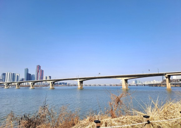 한강을 가로질러 웅장하게 서있는 여의도와 용산을 연결하는 원효대교 모습(사진=김호선기자)