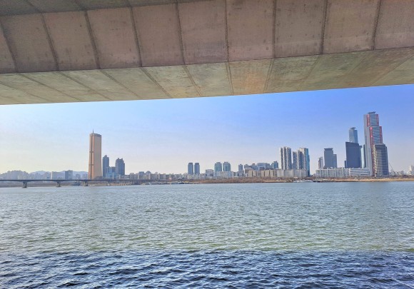 서울 도심을 유유히 흐르는 한강의 모습(사진=김호선기자)