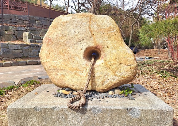 절두산 순교 당시 형틀로 사용하였다는 밧줄이 묶어 있는 돌의 모습(사진=김호선기자)