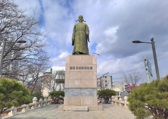 양화대교 입구에 서있는 포은 '정몽주' 동상(사진=김호선기자)
