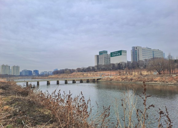 유유히 흐르는 안양천 변의 있는 이대목동병원의  모습(사진=김호선기자)
