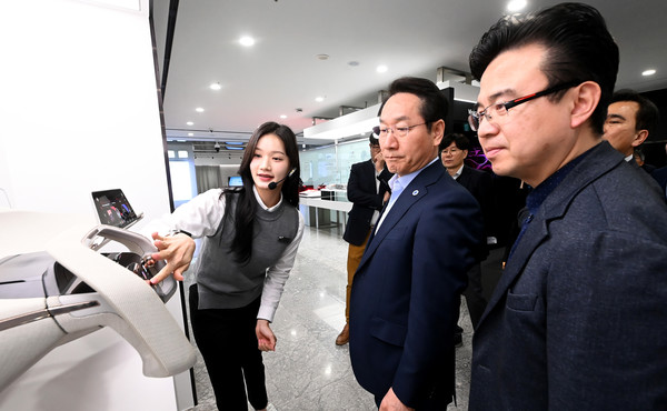 유정복 인천시장이 LG 사이언스파크를 살펴보고 있다. 인천시 제공