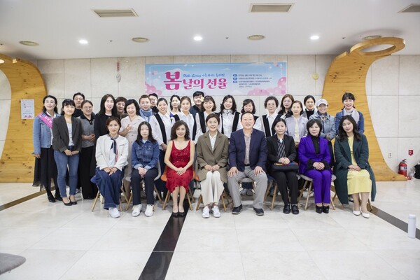 지난 19일 '봄날의 선율' 공연을 마치고 참석자들이 기념촬영했다. (제공 = 한국관광문화예술협회)