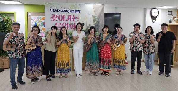 ‘찾아가는 음악회’ 개최 기념 사진촬영 (사진 = 기억너머 주야간보호센터)
