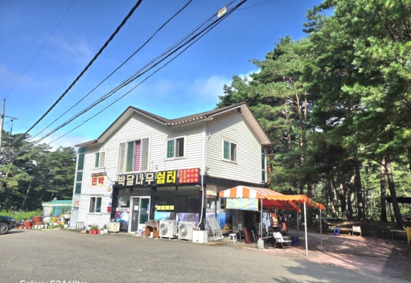 설악산 미시령길 옆에 있는 새이령 입구 박달나무쉼터 모습(사진=김호선기자)