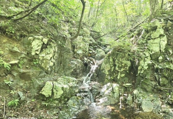 대간령을 오르기 전 쉴 수 있는 공간에 보이는 작은 폭포(사진=김호선기자)