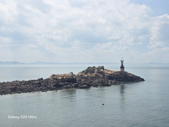붉배바위 앞에 서있는 작은 등대 모습(사진=김호선기자)