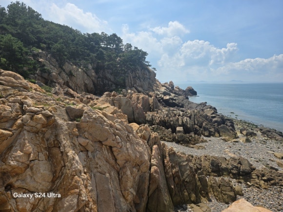 해변에 낮지만 웅장한 붉은 바위 모습(사진=김호선기자)