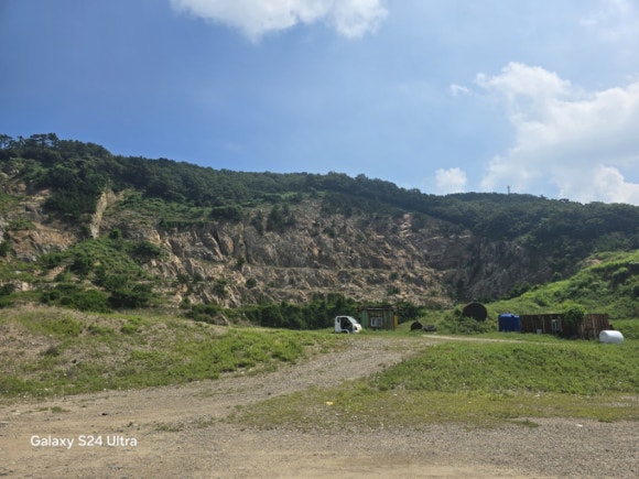 아름다운 섬 풍도의 흉물스러운 채석장 모습(사진=김호선기자)