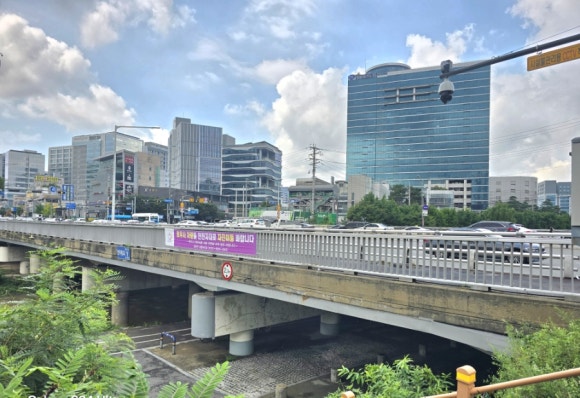 의왕시 학의천에 설치된 인덕원교와 주변 도심지 모습(사진=김호선)