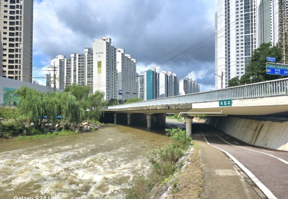 의왕시 아파트 단지와 단지를 이어주고 있는 포일교 모습(사진=김호선기자)