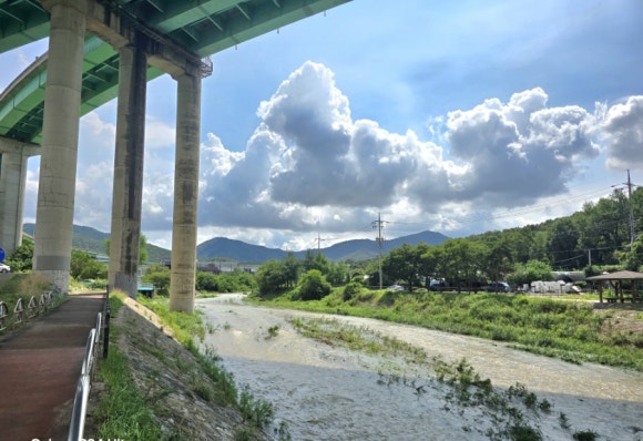수도권 제1순환고속도로 밑을 지나면서 바라보는 백운호수 주변 풍경(사진=김호선기자)