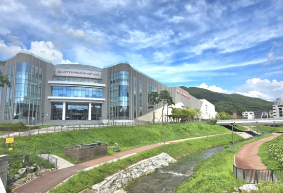 백운호수 주변에 자리잡은 웅장한 롯데아울렛 모습(사진=김호선기자)
