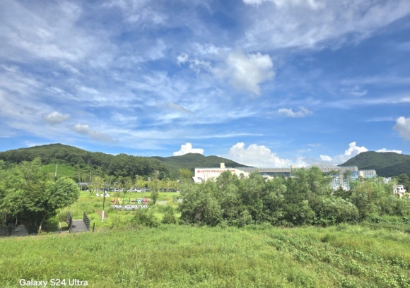 호수 데크길에서 바라보는 무민공원과 롯데아울렛 모습(사진=김호선기자)