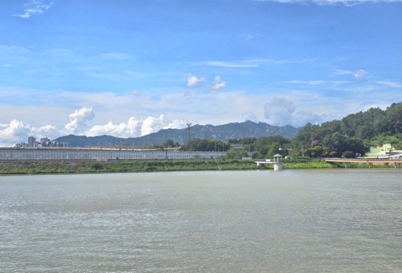 백운호수 데크길에서 바라보는 흰 구름의 관악산 전경(사진=김호선기자)