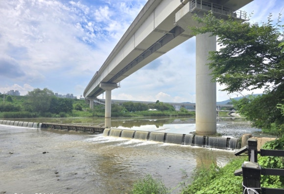경안천을 가로질러 건설된 용인경전철 선로 모습(사진=김호선기자)