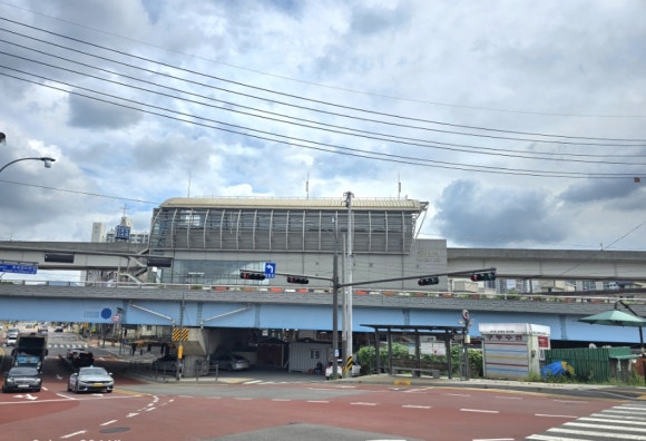 경안천에서 바라보는 용인 경전철 둔전역 전경(사진=김호선기자)