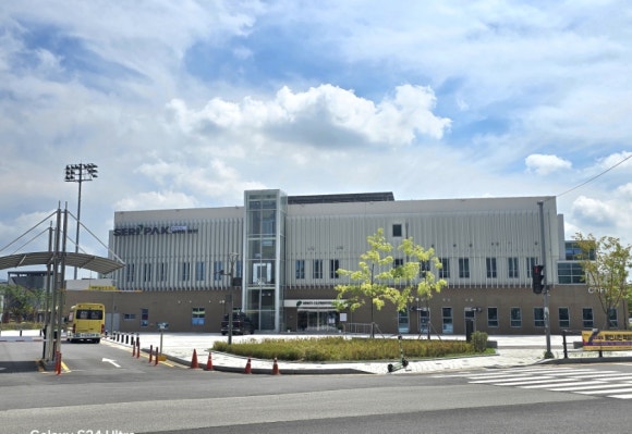 경안천을 걷다가 아름다운 건물 세리파크 모습(사진=김호선기자)