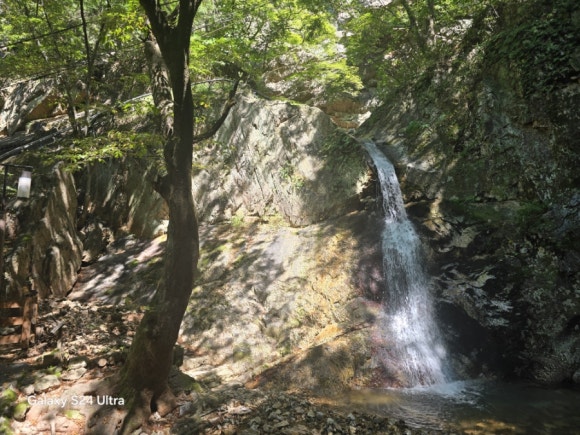 자재암 108계단으로 오르기 전 길목에 있는 원효폭와 원효굴 모습(사진=김호선기자)
