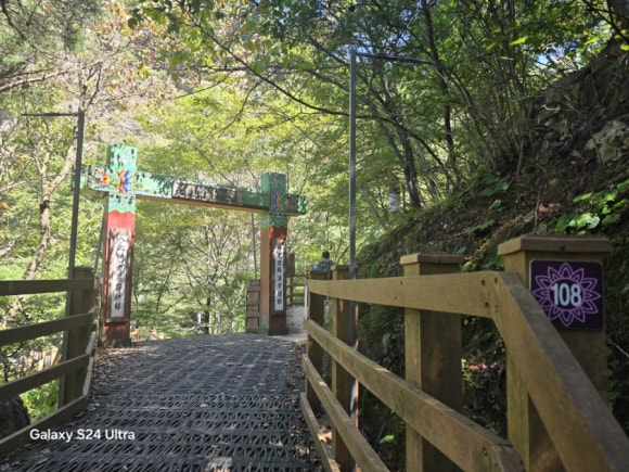 자재암으로 가는 데크길과 금강문 모습(사진=김호선기자)