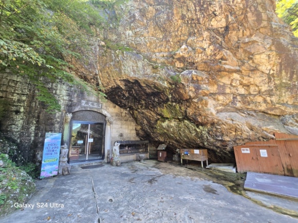 석굴 나한전과 물맛 좋다는 석간수 원효샘 모습(사진=김호선기자)