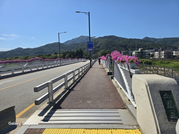 동두천을 흐르는 신천의 소요교에서 바라보는 마대산 전경(사진=김호선기자)