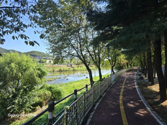 동두천 신천천변의 조성된 자전거와 보행자 길의 모습(사진=김호선기자)