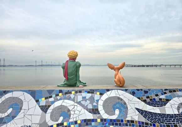 바다를 바라보며 해변에 앉아 멍~때리기 조은 거북섬(사진=김호선기자)